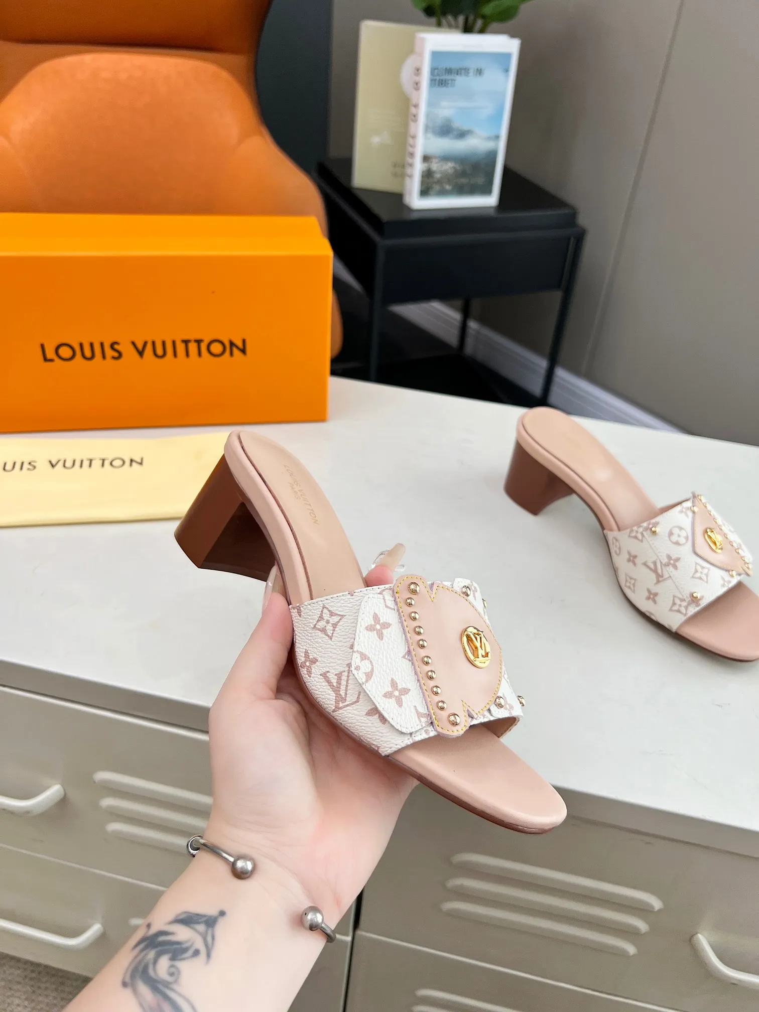💕💕Factory direct selling price p400💕💕 Vuitton Louis Vuitton's latest 2024 spring and summer style. This LV Frame flat sandal is combined with Monogram and Monogram Reverse canvas, showing a fashionable and comfortable style. The wide front strap is embellished with studs and the LV Circle logo, echoing the opening and closing design of the Camera Box bag, and a durable leather outsole completes the look. Bringing a different visual feast to the hot summer Color: Brown White Size: 35 to 40 (4142 43 44 can be customized, non-returnable and non-exchangeable) (Genuine leather bottom can be customized +40) (Genuine leather bottom can be customized +30)
